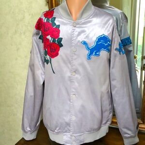 NWOT Detroit Lions Roses Bomber Jacket.  Size 2XL.  Lt grey with Lion emblems.